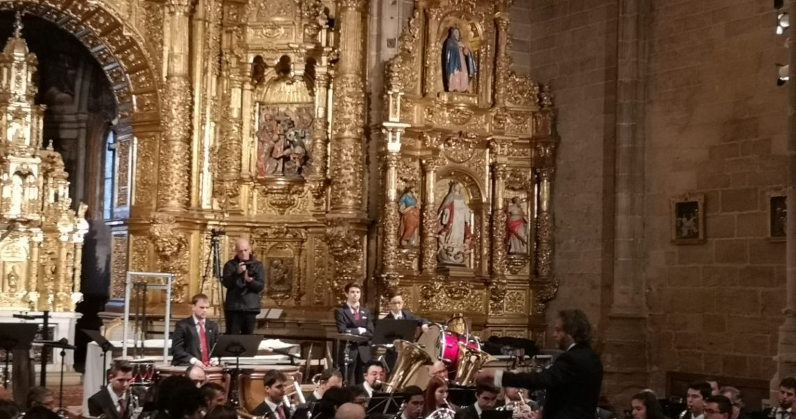 La Banda Municipal de Música de Haro llena en su concierto en la Parroquia de Santo Tomás 