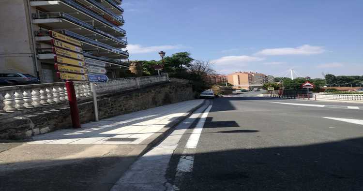 La Brigada de Obras limpia el muro de Ingenieros del MOPU