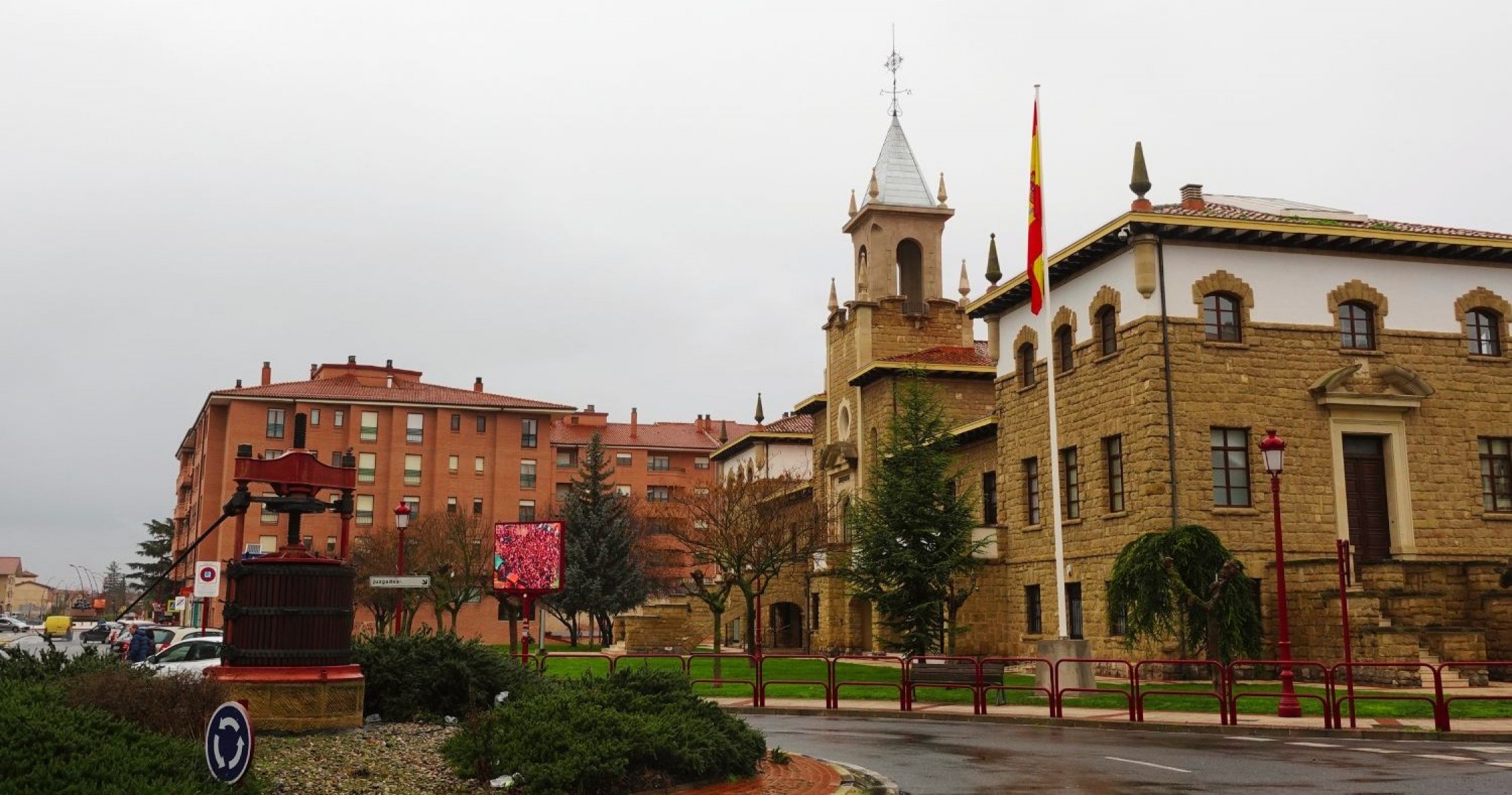 Haro ya luce la bandera de España en la Plaza de Castañares