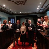 El Ayuntamiento hace entrega del Jarro de la Ciudad a Bodegas Ramón Bilbao y Artes Gráficas Viela